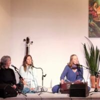 Gopali Devi Dasi singt ein Kirtan