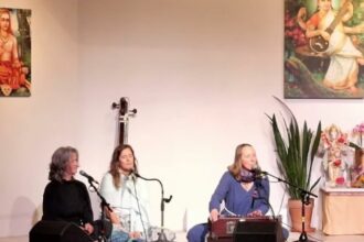 Gopali Devi Dasi singt ein Kirtan
