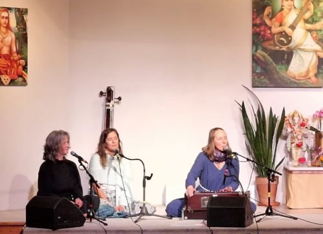 Gopali Devi Dasi singt ein Kirtan