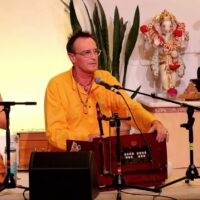 Ramadasa singt Radhe Radhe Govinda Radhe