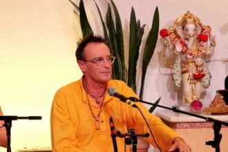 Ramadasa singt Radhe Radhe Govinda Radhe