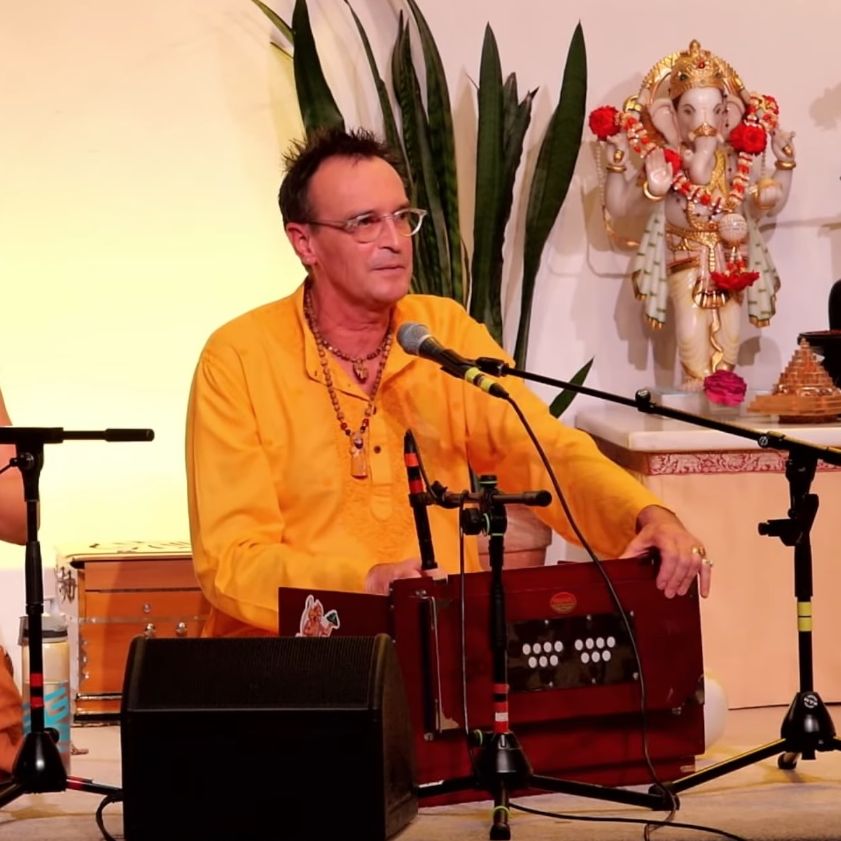 Ramadasa singt Radhe Radhe Govinda Radhe