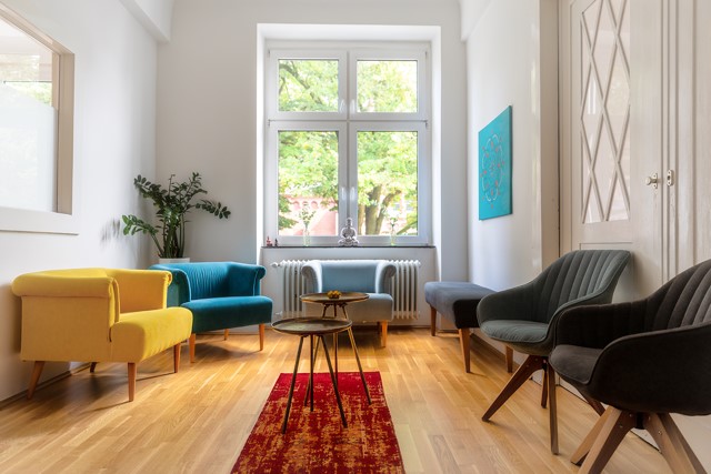 Yoga Vidya Center Arnsberg Aufenthaltsraum mit Stühlen