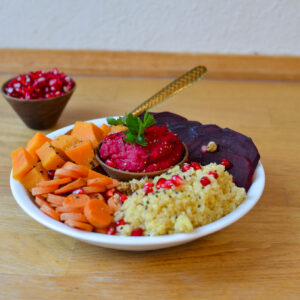 erdenen Bowl mit Quinoa, Süßkartoffeln, Karotte, Rote Beete und Hummus