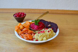erdenen Bowl mit Quinoa, Süßkartoffeln, Karotte, Rote Beete und Hummus