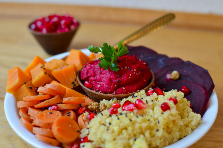 erdenen Bowl mit Quinoa, Süßkartoffeln, Karotte, Rote Beete und Hummus