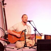 Omesha singt ein Kirtan