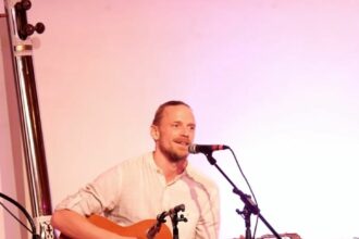 Omesha singt ein Kirtan