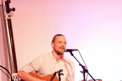 Omesha singt ein Kirtan