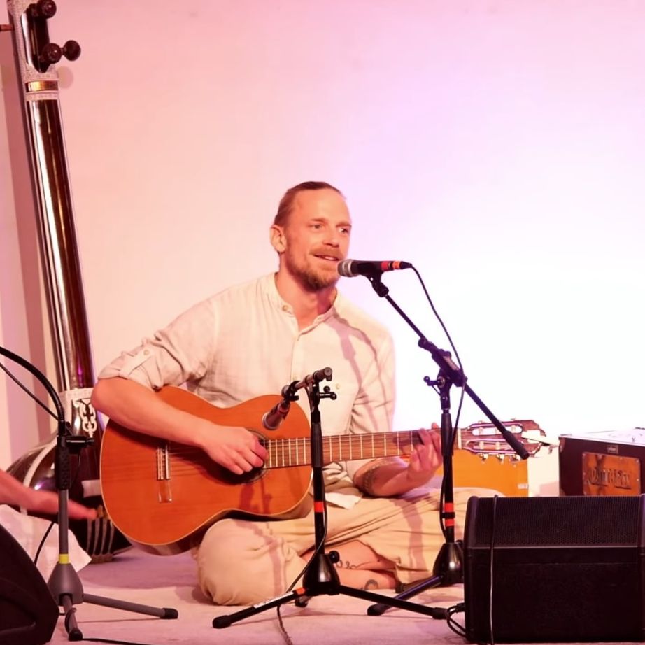 Omesha singt ein Kirtan