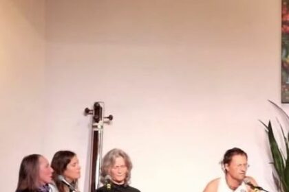 Sadbhuja Dasa singt das Maha Mantra