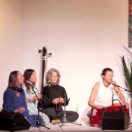 Sadbhuja Dasa singt das Maha Mantra