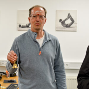 Steffan klingelt den Raum aus