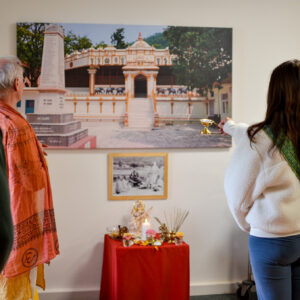 Arati vor dem Altar