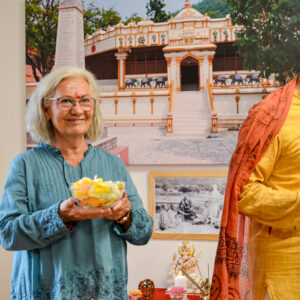 Adishakti hält das Prasad