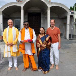 Gopi Prasat mit seiner Frau, Narendra und Stefan - Hindu Tempel Hamm 240525 Yatra Abschluss