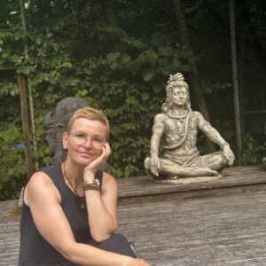 Yoga Urlaub mit Kind im Ashram, Shiva Statue auf der Surya Plattform