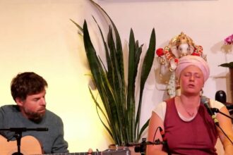 Maria singt ein Kirtan