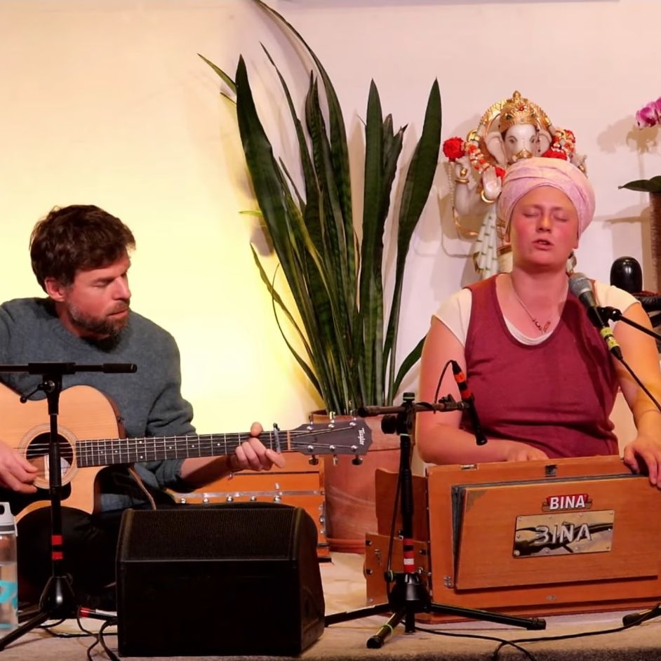 Maria singt ein Kirtan