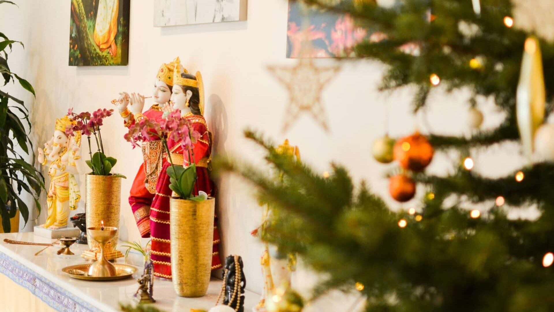 Weihnachten bei Yoga Vidya - Festlicher Altar im Sivananda Saal