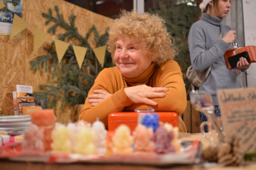 Susanne Sirringhaus, Kuchenverkauf, Weihnachtsmarkt, Yoga Vidya Initiative