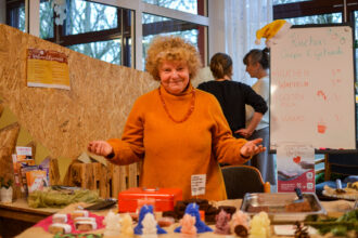 Susanne Sirringhaus, Weihnachtsmarkt, Yoga Vidya Initiative, Kuchenverkauf