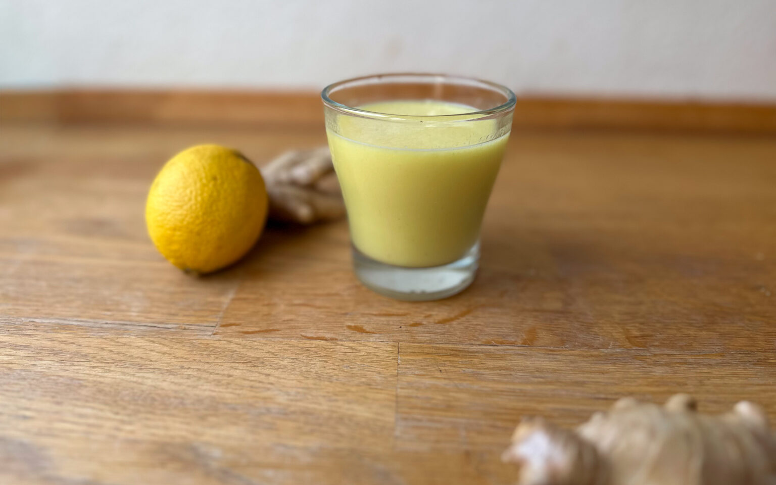 Ingwer Shot im Glas mit Zitrone