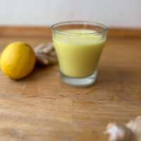 Ingwer Shot im Glas mit Zitrone