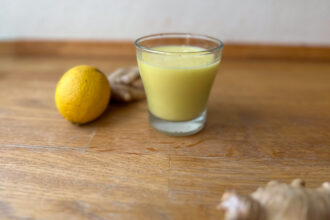 Ingwer Shot im Glas mit Zitrone
