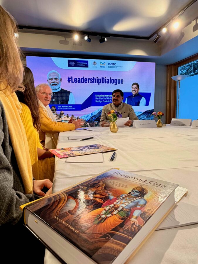 Die Bhagavad Gita von Sukadev Bretz als symbolisches Geschenk beim Treffen in Davos