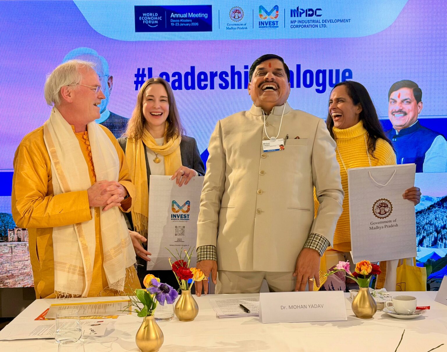 Sukadev Bretz und Dr. Mohan Yadav mit der Yoga Vidya Delegation Valerie & Rohini beim Weltwirtschaftsforum in Davos