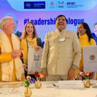 Sukadev Bretz und Dr. Mohan Yadav mit der Yoga Vidya Delegation Valerie & Rohini beim Weltwirtschaftsforum in Davos