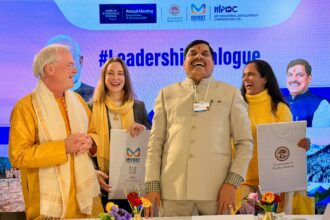 Sukadev Bretz und Dr. Mohan Yadav mit der Yoga Vidya Delegation Valerie & Rohini beim Weltwirtschaftsforum in Davos