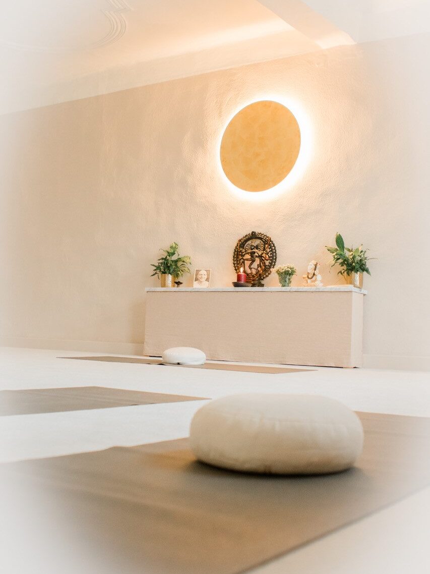 Leerer Meditationsraum mit Yogamatten, Sitzkissen und Altar
