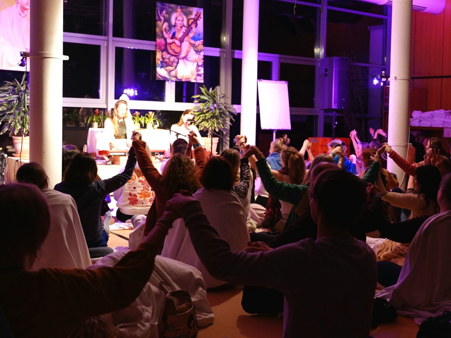 Beim Ayurvedafestival 2026 entstand eine berührende Atmosphäre aus Musik, Mantra-Singen und Gemeinschaft. Die Teilnehmenden erlebten stimmungsvolle Abende mit Live-Musik, Bhakti und tiefer Verbundenheit.