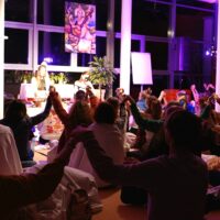 Beim Ayurvedafestival 2026 entstand eine berührende Atmosphäre aus Musik, Mantra-Singen und Gemeinschaft. Die Teilnehmenden erlebten stimmungsvolle Abende mit Live-Musik, Bhakti und tiefer Verbundenheit.