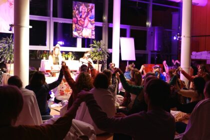Beim Ayurvedafestival 2026 entstand eine berührende Atmosphäre aus Musik, Mantra-Singen und Gemeinschaft. Die Teilnehmenden erlebten stimmungsvolle Abende mit Live-Musik, Bhakti und tiefer Verbundenheit.