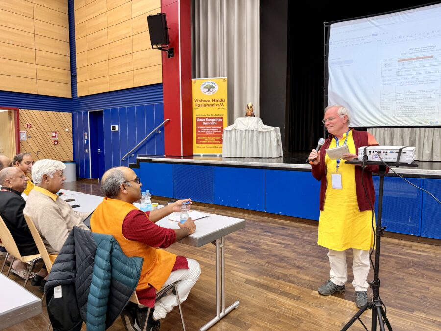Sukadev Bretz spricht beim HOTA-Forum in Frankfurt vor Teilnehmer:innen hinduistischer Organisationen und bringt Yoga Vidya aktiv in den Austausch ein.