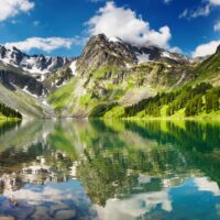 Ruhiger Bergsee in den Alpen als Symbol für Yoga und Mystik