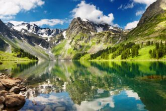 Ruhiger Bergsee in den Alpen als Symbol für Yoga und Mystik