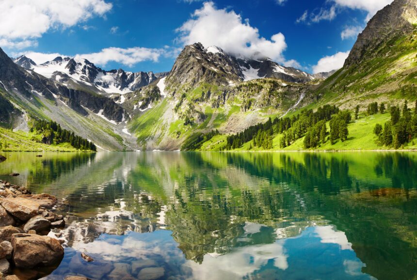 Ruhiger Bergsee in den Alpen als Symbol für Yoga und Mystik