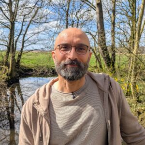 Erkan Batmaz Portrait im Garten des Nordsee-Ashrams