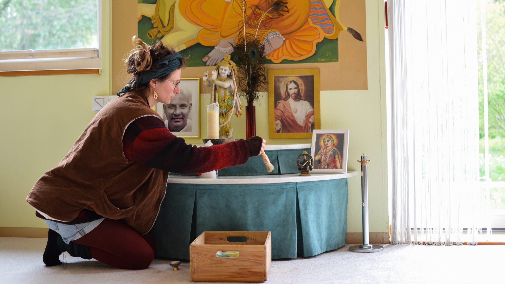 Sevaka im Westerwald Ashram säubert den Altar beim Karma Yoga