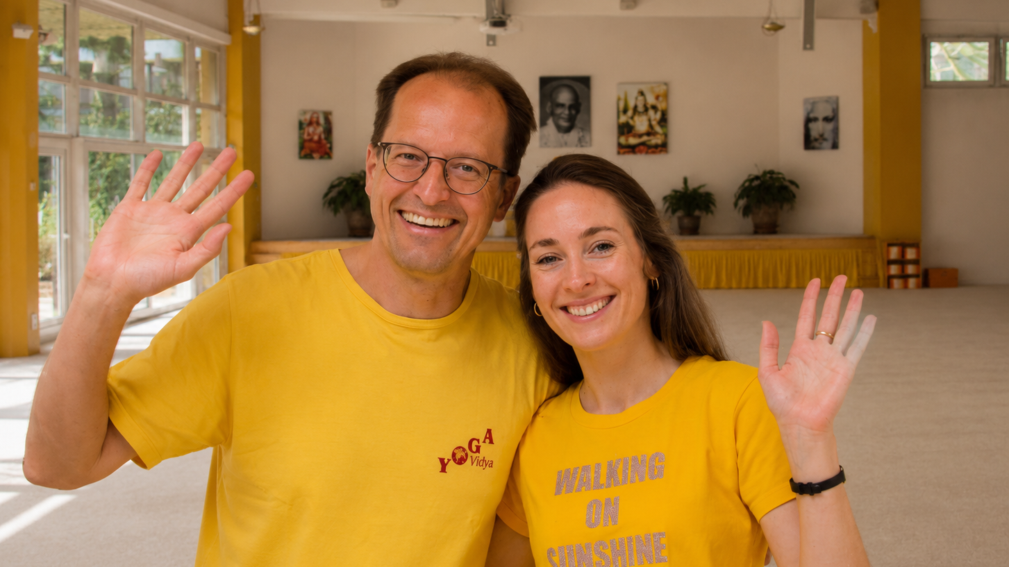 Sevakas aus Bad Meinberg im Sivananda Saal winken in die Kamera