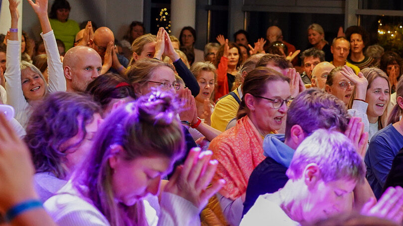 Publikum beim Yoga Festival - Namaste