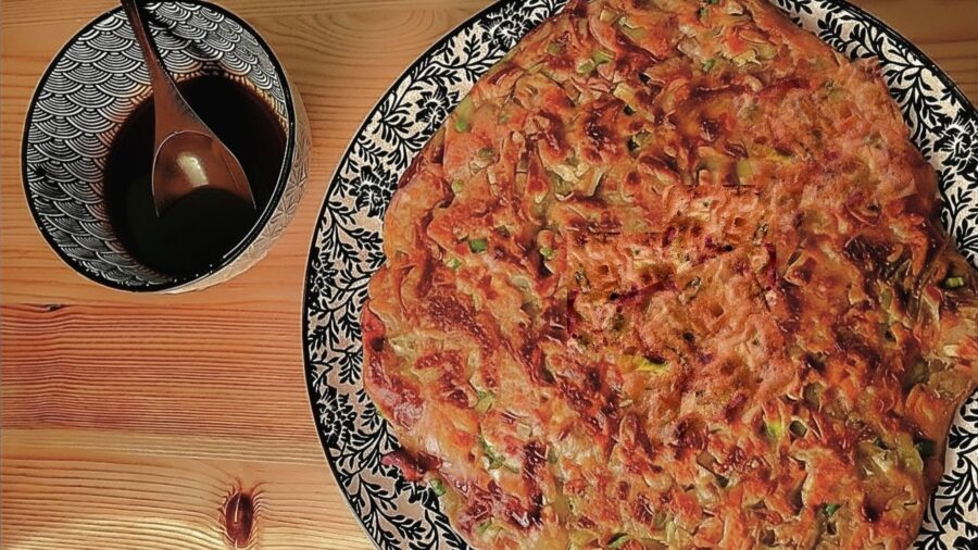 Koreanische Gemüsepfannkuchen mit Soja-Dip in Schälchen
