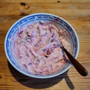 Kichererbsenmehl-Teig mit bunten Gemüsestreifen vermengt