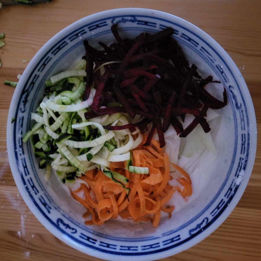 Bunte Gemüsestreifen für Koreanische Pfannkuchen – Karotten, Zucchini, Rote Bete