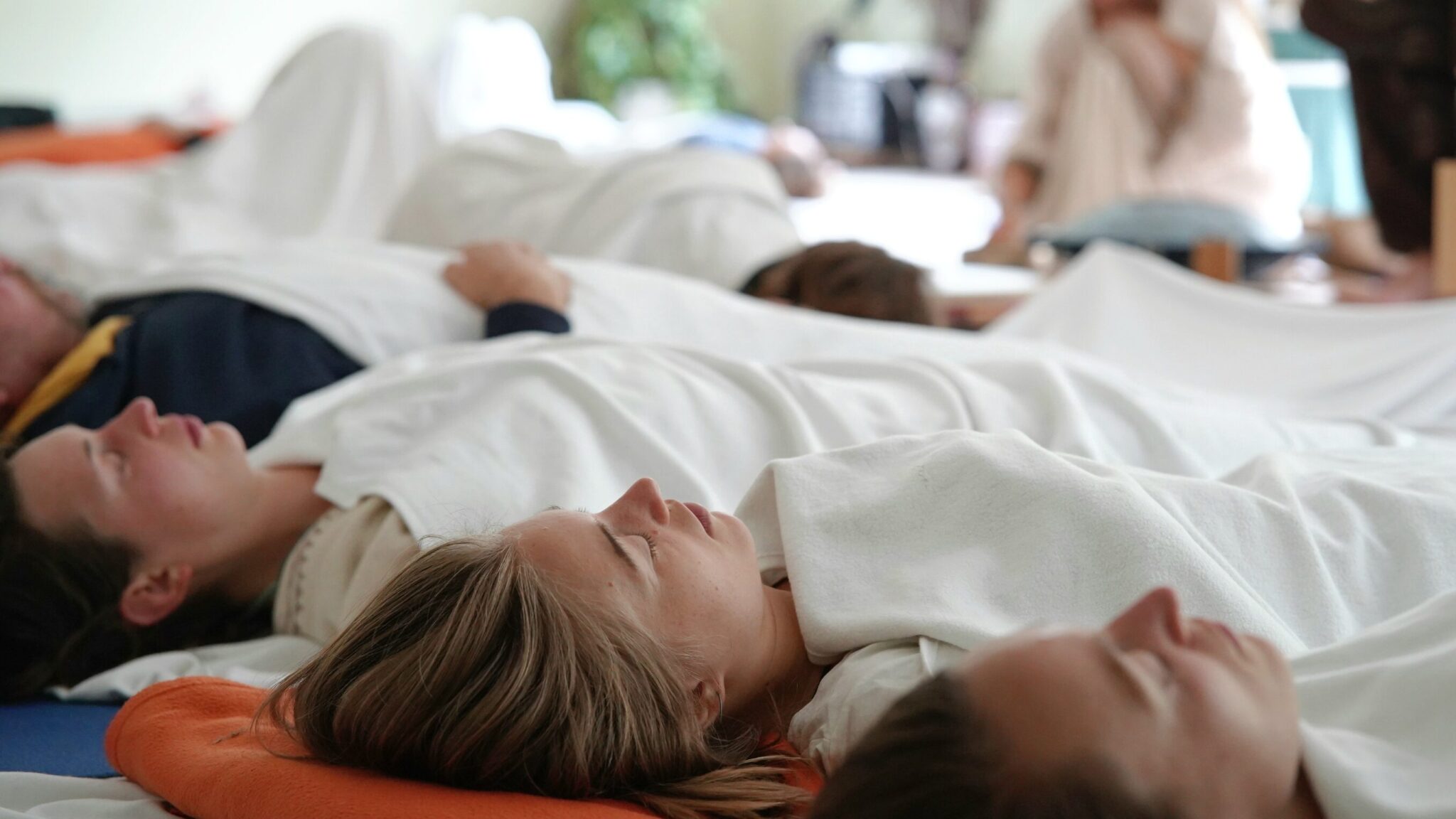 Eine Reihe die in Shavasana Savasana der Totensellung liegen. Yogastunde oder Yoga Nidra
