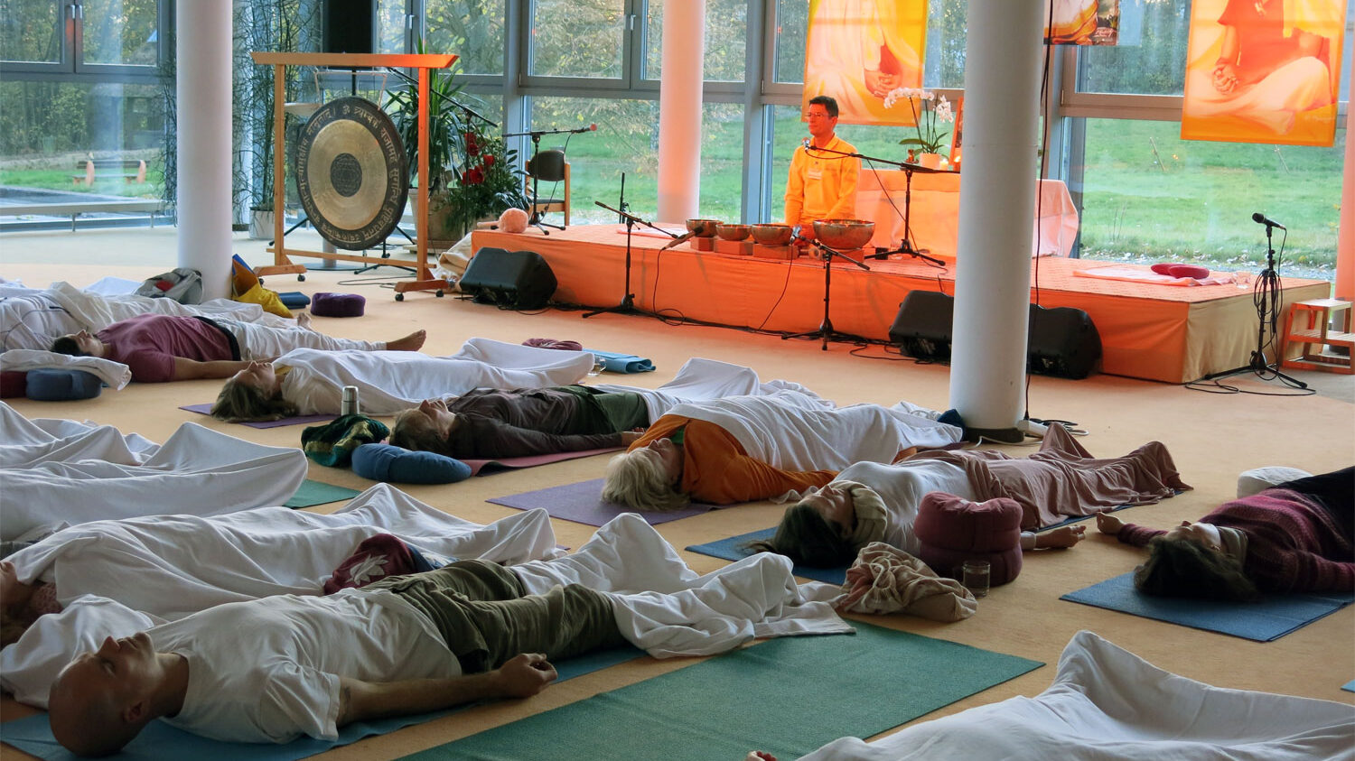 Yogastunde mit Klangschalen mit Atmamitra